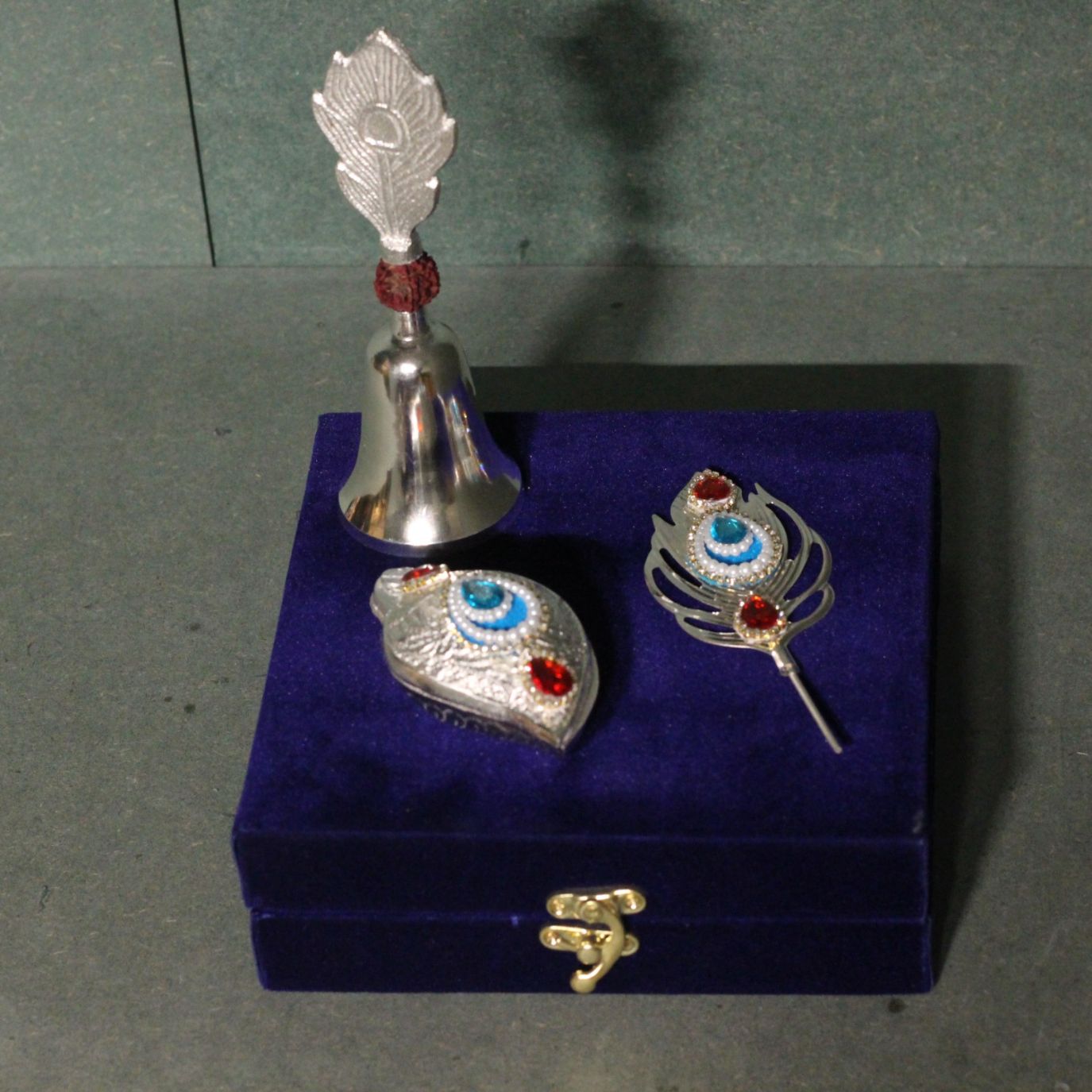 Tilak Chopda Set with Bell – Boxed — view 4