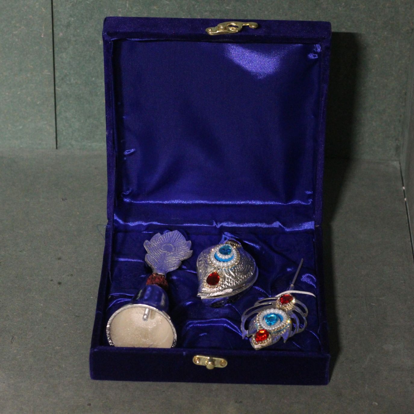Tilak Chopda Set with Bell – Boxed — view 2